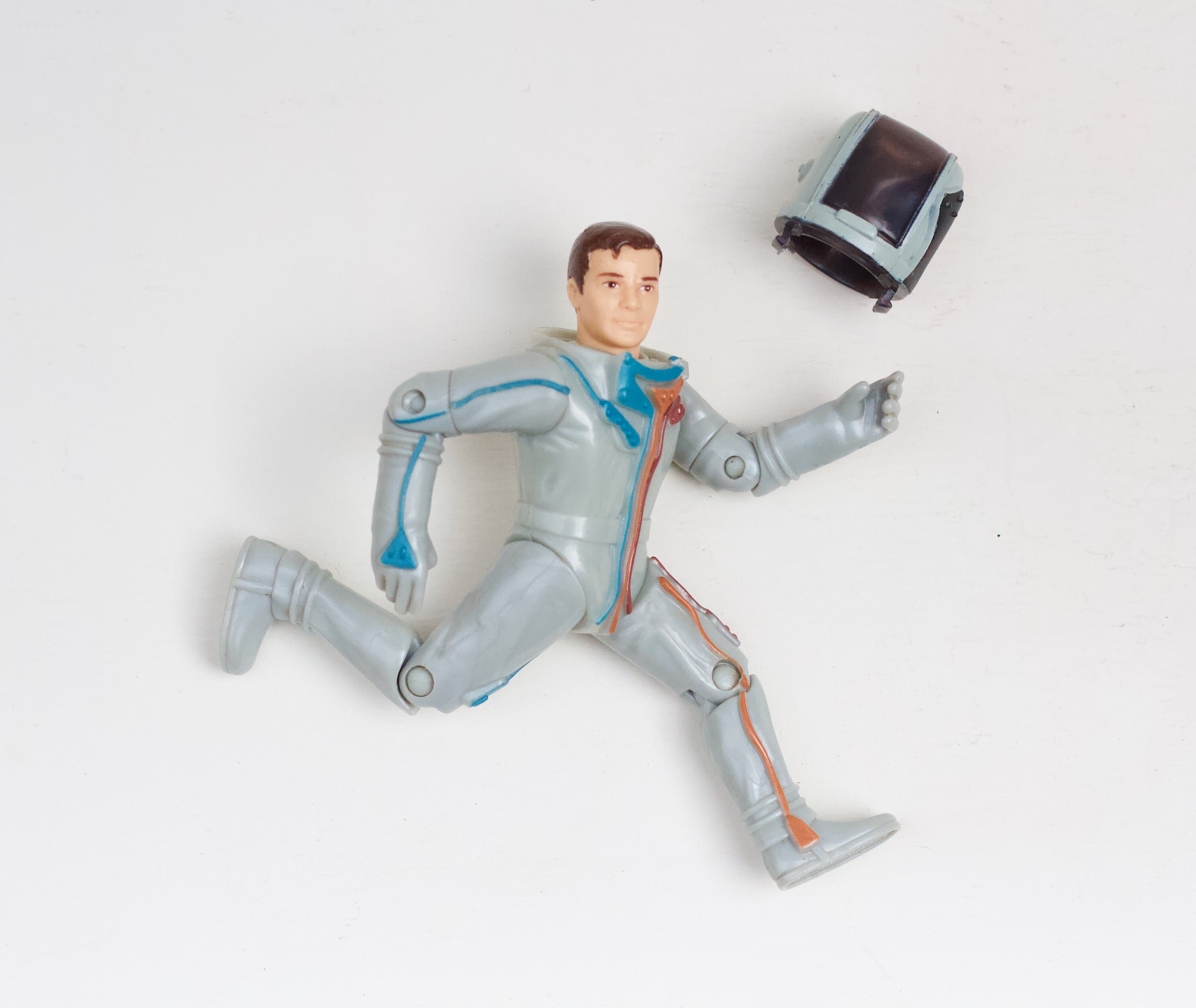 宇宙服を着たカーク船長のアクションフィギュア - スタート
