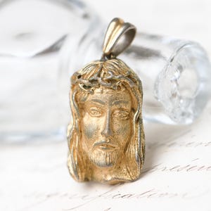 Jesus Christ Head Pendant - Jesus&#39;s Face Gilt Pewter Charm - Vintage Catholic Devotion Jewellery