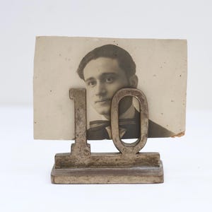 Porta-retratos de latão número 10 - Porta-cartões de lugar antigo - Decoração de casa estilo boho industrial vintage