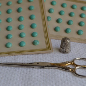 1 originele videokaart uit de jaren 40 met 24 mintgroene Tsjechisch glazen knopen met metalen schacht, 10 mm