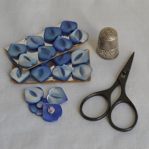 Tarjeta con 8 botones MOP tallados en forma de corazón de los años 40, color azul real de 14 mm, ¡el último!