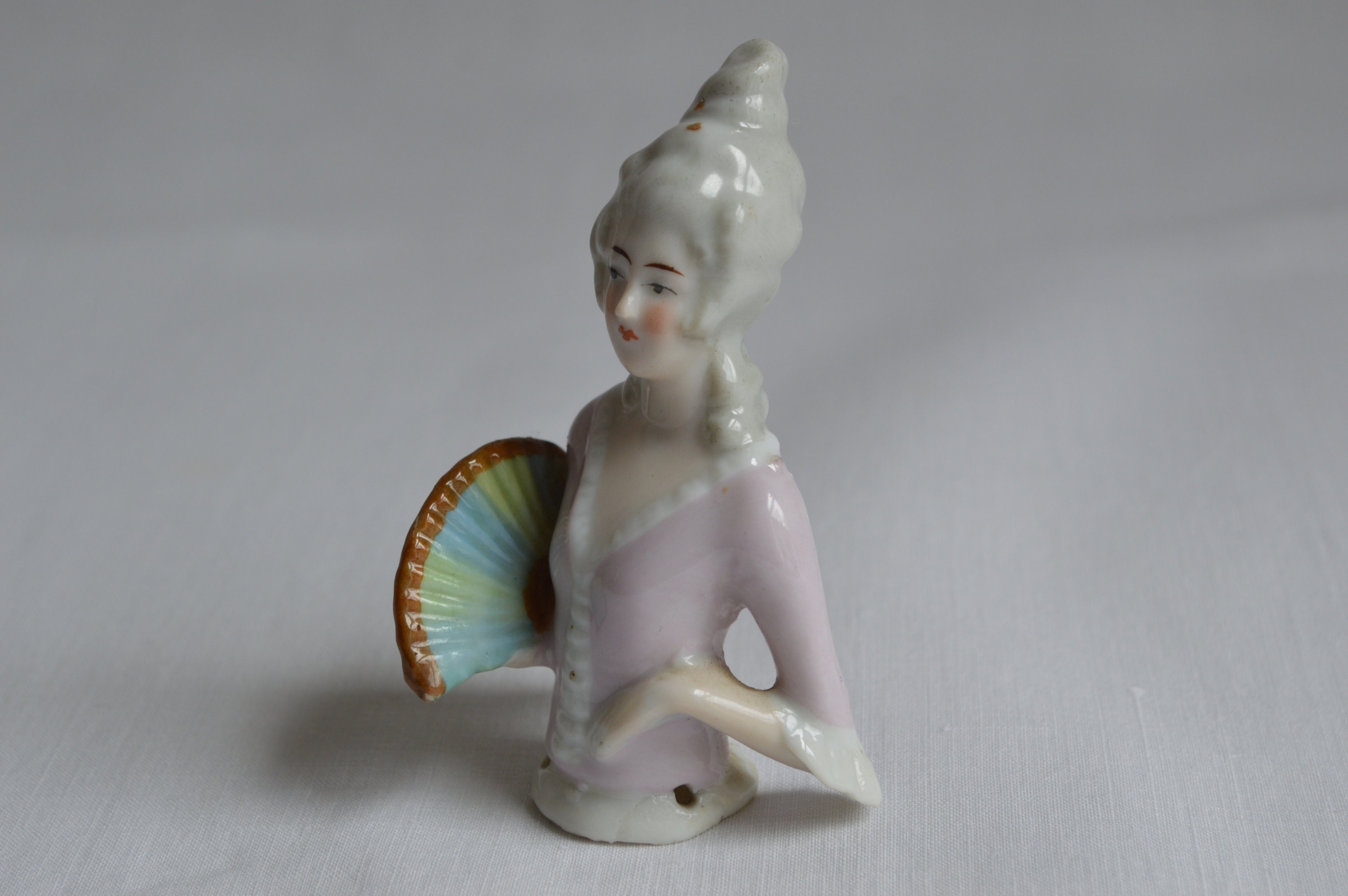DEMI FIGURINE art deco femme en porcelaine half doll , numerotée, 11 cm