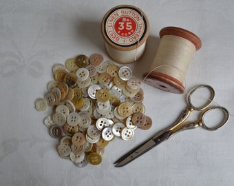 Vintage MOP buttons from the 1940s, mixed bag of natural colours, 13/14mm or 1/2 inch