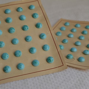 Originele videokaart uit de jaren 40 met 24 turquoise Tsjechisch glazen knopen met metalen schacht, 10 mm