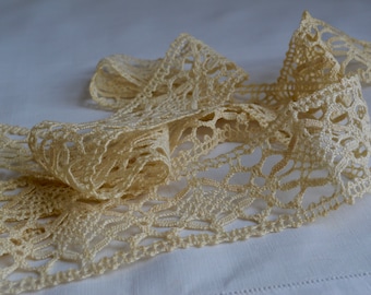 Vintage unused handmade bobbin lace 2.4 metre length 5cm wide