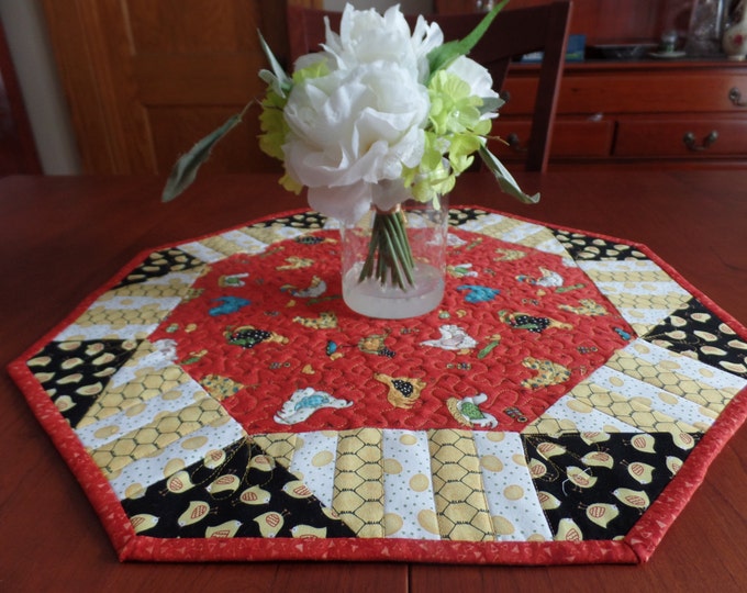 Quilted Table Topper With Chickens, Table Mat, Chicken Table Topper