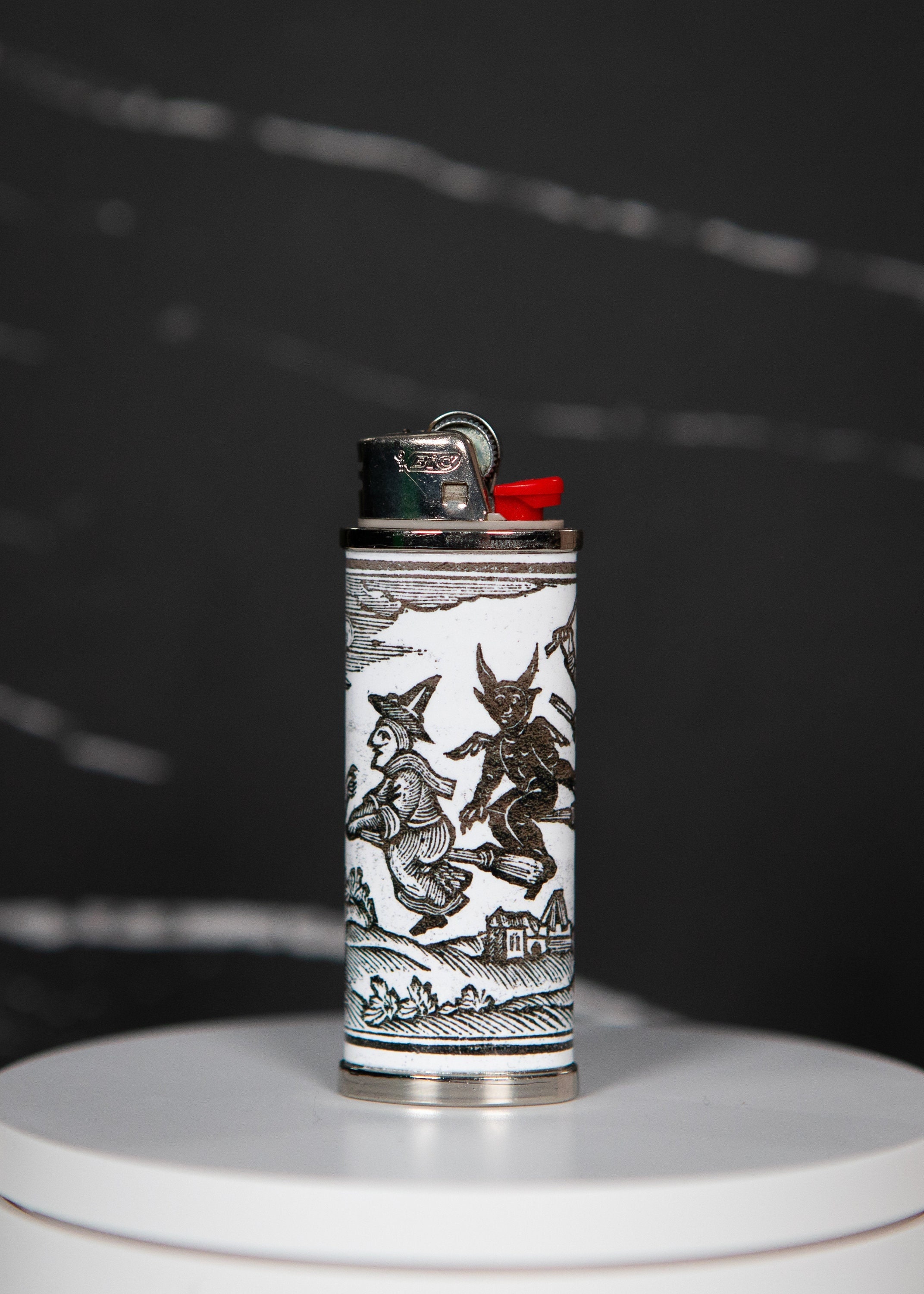 Étui à briquet réutilisable Sculpture sur bois traditionnelle Gravure sorcière et diable volants