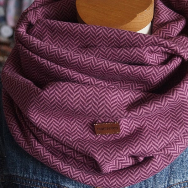 Loop Cuddly soft jacquard herringbone plum- loop scarf