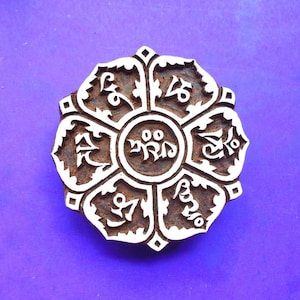 Om mani padme hum Tibetaans schrift ronde mantra-mandala handgesneden hout aardewerk textiel stempel Indiase printblok