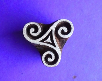 Wir spiralny fala triskelion celtycki ręcznie rzeźbiony stempel symbol ceramika glina tekstylna tkanina drewno indyjski nadruk blok
