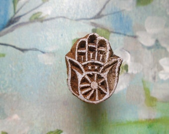Piccolo timbro in legno indiano intagliato a mano con la mano di Fatima (SM201)