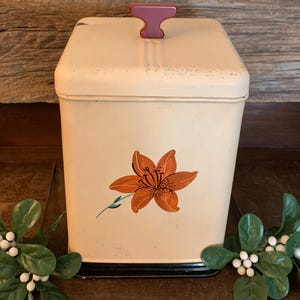 Vintage Kreamer Canister: 1940s Lily Design, Red Bakelite Knob