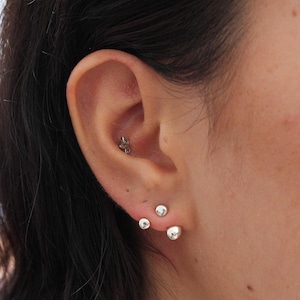 Pendientes minimalistas de plata de ley con esfera, hechos a mano.