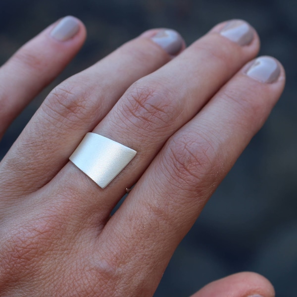 bague minimaliste, bague géométrique, bague en argent sterling, bague inhabituelle, bague ouverte, bague moderne, bague de tous les jours, bague tendance, bague triangle