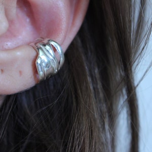 Orecchino a polsino in argento sterling massiccio/ Orecchino senza piercing/ Orecchino a polsino dalla forma irregolare/ Orecchino a polsino testurizzato/ Orecchino a polsino moderno e minimalista con cartilagine