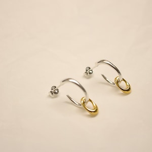 Brincos de argola oval em prata esterlina: elos banhados a ouro, tachas minimalistas