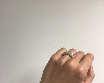 【WOOYOUNGMI】 GREY CURB BOLD RING Rings | WOOYOUNGMI.COM