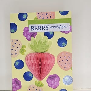 Feestelijke handgemaakte kaart met blanco interieur voor personalisatie | Perfect voor afstuderen, prestatie, Berry Proud of You-bericht