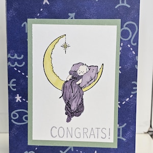 Tarjeta de felicitación para bebé recién nacido hecha a mano con diseño de cuna lunar. Diseño neutro para niño o niña. Interior en blanco. Incluye sobre.