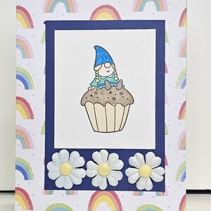 Gelukkige verjaardag meisje kabouter met bloemen, vrouwelijk,