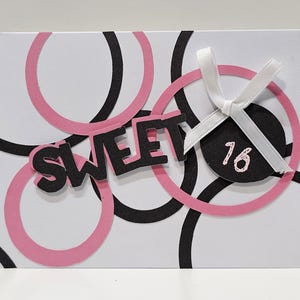 Carte d'anniversaire chic rose et noir Sweet Sixteen - Motif en relief et en couches sur fond blanc - Cadeau spécial pour une célébration d'une étape importante