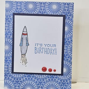 Kleurrijke Blast Off Rocket-verjaardagskaart voor jongens met blanco binnenkant, hoogwaardig papier, perfect voor kleine dromers, 55 x 425