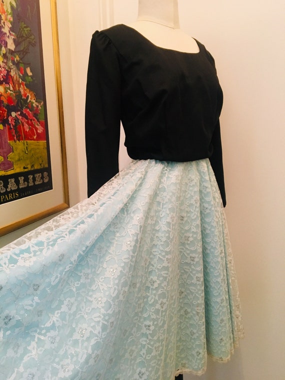 full skirt dress 50s style