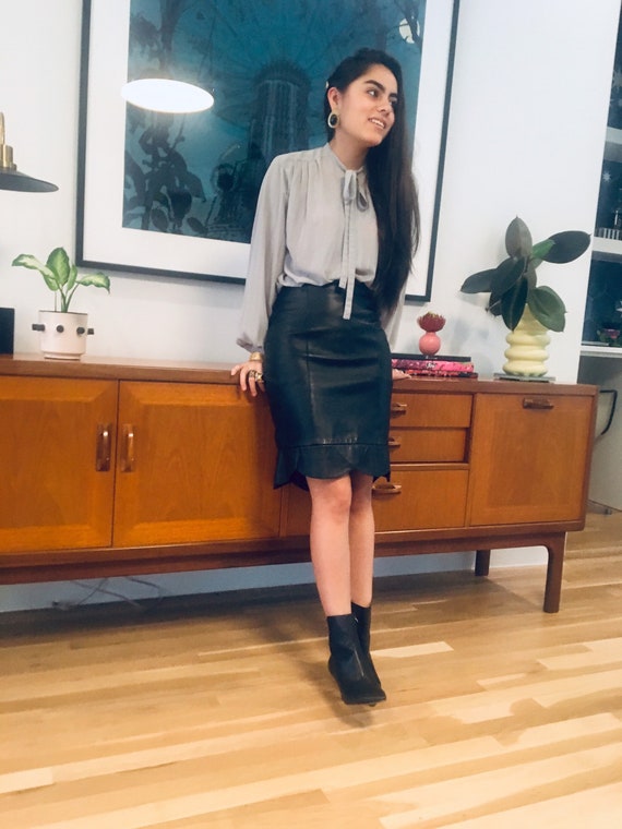Leather Pencil Skirt / Scalloped Hem Skirt / 90s L
