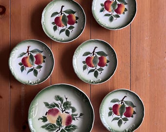 Set di sei piatti antichi fatti a mano con motivo a mela