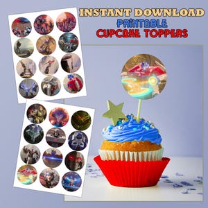 Op de afbeelding: Printbare cupcake-toppers met afbeeldingen van Transformers-personages. De toppers zijn rond en hebben een witte achtergrond. De afbeelding toont een cupcake met blauwe frosting en een rode cupcake-voering. De cupcake is versierd met een Transformers-personage-topper.