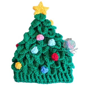 Peut inclure: Un chapeau de Noël en forme de sapin de Noël crocheté en vert avec une étoile jaune sur le dessus et des pompons colorés pour les décorations.