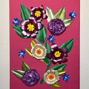 Fiori di carta su tela da 9 x 12 pollici dipinti con acrilico rosa e fiori recisi a mano viola, bianchi e blu come stravagante arte 3D ritagliata su carta