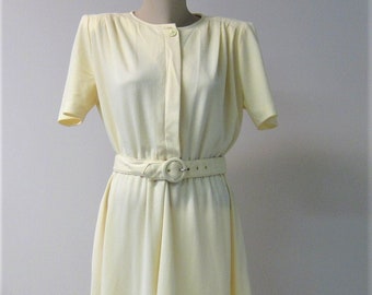 Vintage 70s Pale Yellow Knit Dress / VTG Short Sleeve Belted Fit and Flare Dress Size 10