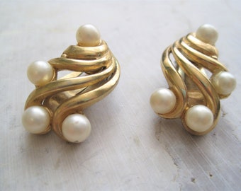 Vintage Crown Trifari Pearl & Goldtone Earrings / VTG Mid Century Designer Swirl Clip On Earrings