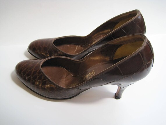 Vintage Brown Faux Crocodile Pumps / Embossed Lea… - image 4