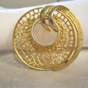 Gold Tone Brooch Mid Century / VTG Ornate Circle Pin / Large Chunky Coat Lapel Accent Pin
