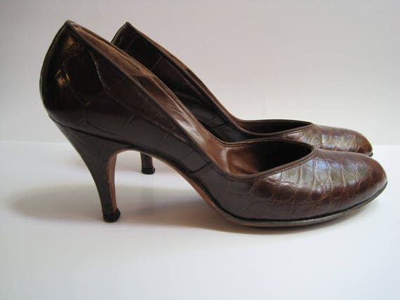 Vintage Brown Faux Crocodile Pumps / Embossed Lea… - image 10