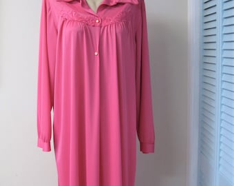 Vintage Hot Pink Nylon Robe / VTG Fuschia Slip Over Nightgown Appliqué Embroidery 60s 70s