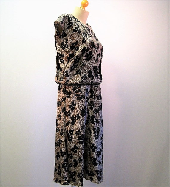 Vintage 80s Floral Print Dress / Beige Black Silk… - image 3