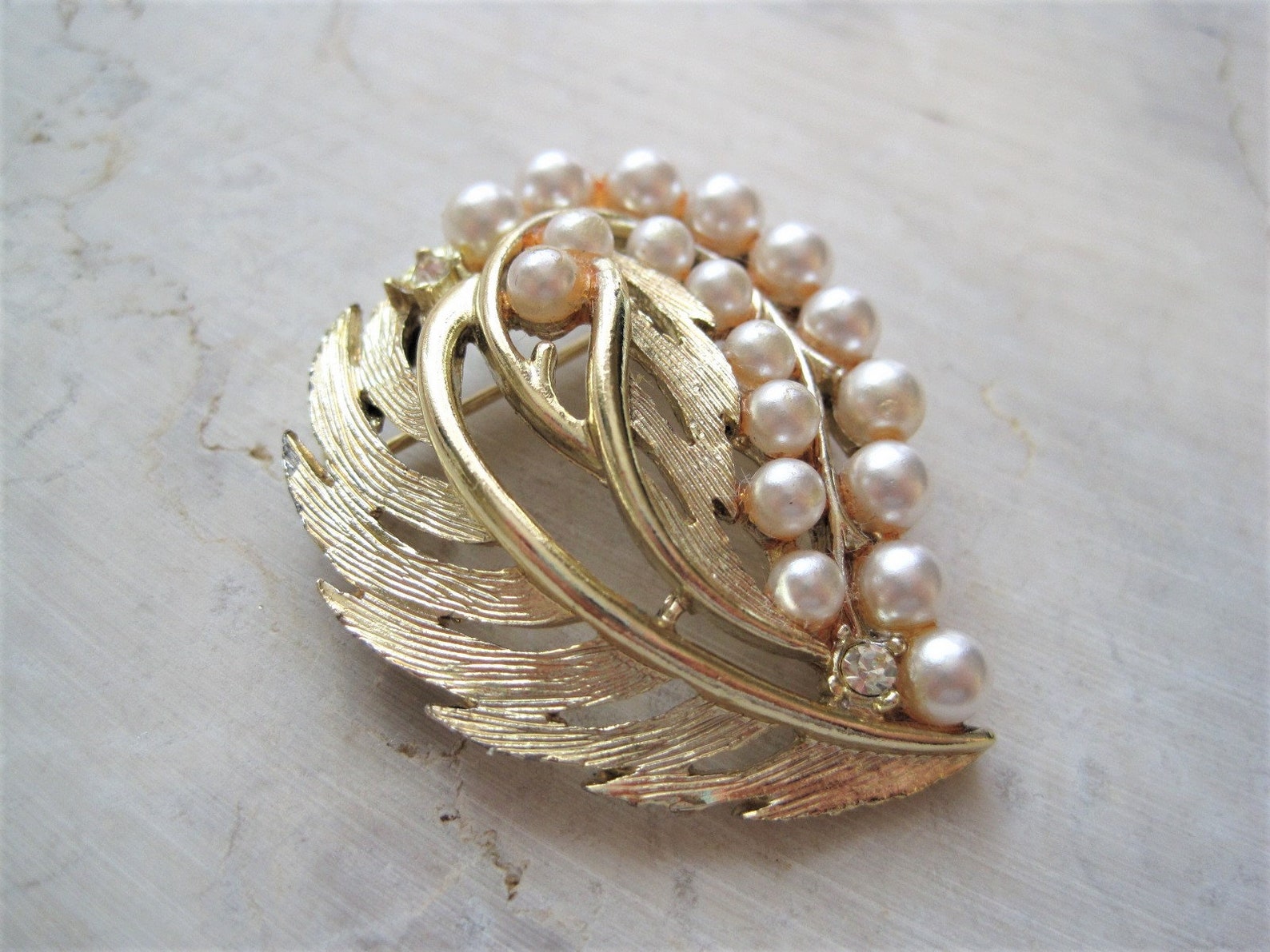 Vintage Pearl & Goldtone Brooch / VTG Stylized Leaf Pin With Simulated