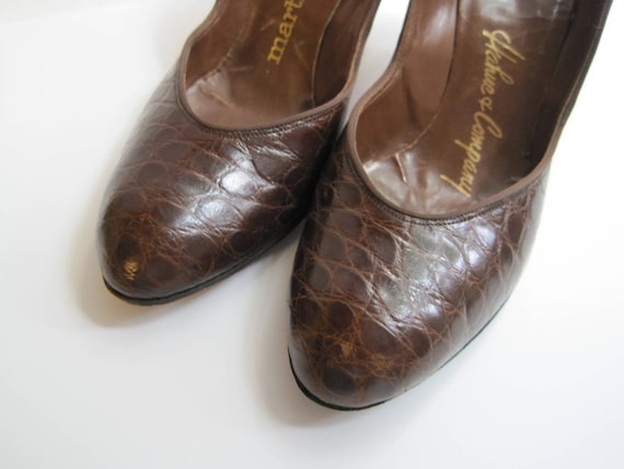 Vintage Brown Faux Crocodile Pumps / Embossed Lea… - image 1