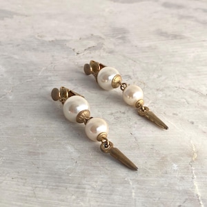 Vintage Mid Century Pearl Drop Earrings / VTG 60s Gold & Pearl Clip On Earrings