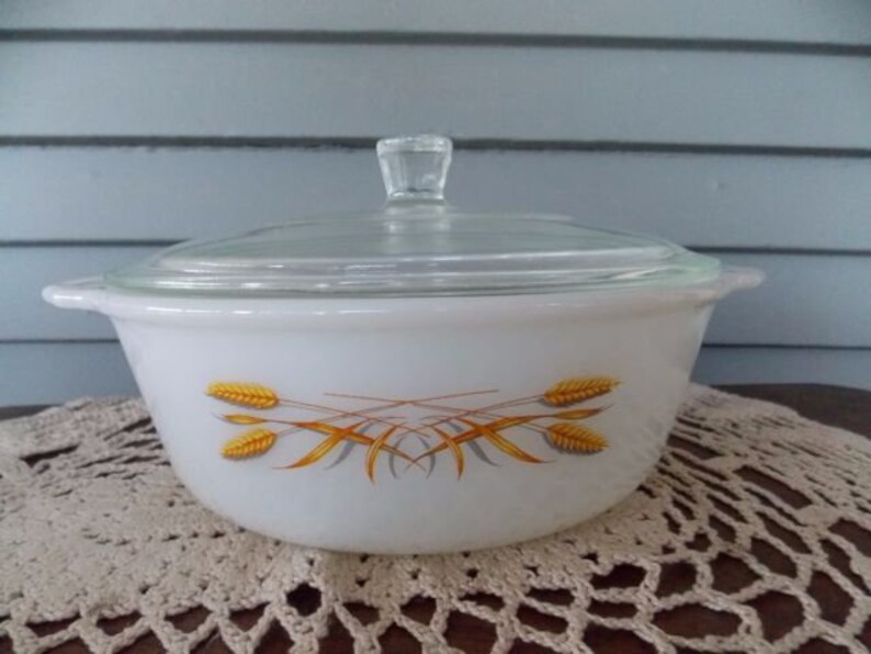 Fire King Casserole Golden Wheat With Clear Glass Lid Round 1.5 Quart White Milk Glass USA