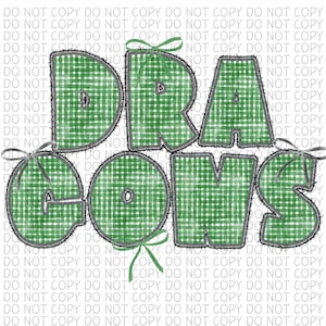 Puede incluir: Letras de tela a cuadros verdes y blancos que deletrean la palabra "DRAGONS" con un contorno negro y lazos verdes.
