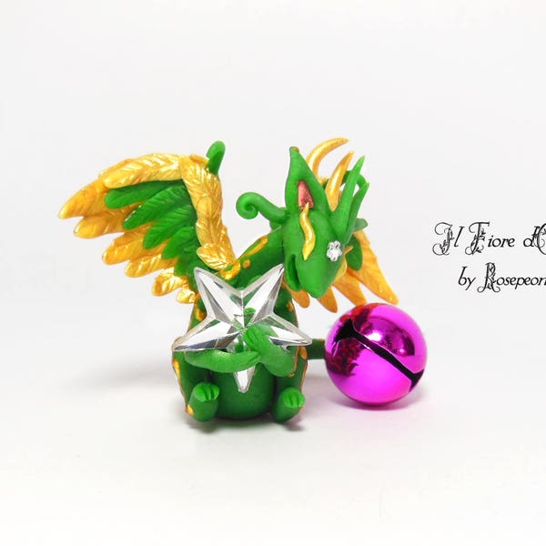 Joyeux, Arabesque Dragon Aladoro. Sculpture OOAK en porcelaine froide avec ailes dorées, étoile et hochet, collection fantaisie, cadeau Noël