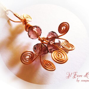 Medusa's Heart - Necklace with mobile pendant made of copper wire and red-purple Czech glass beads, light, luminous and refined