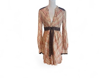 Vestido a cuadros de Free People con ribete bordado y cinturón de lazo, talla pequeña.