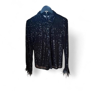 Camisa negra glamurosa de lentejuelas con botones y ribete de plumas de Nanette Lepore, talla mediana.