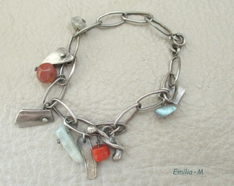 Bracelet bohème en argent massif oxydé, charms, perles by  Emilia-M