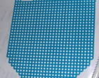 Puede incluir: Un lienzo de plástico azul turquesa en forma de escudo. El lienzo está formado por pequeños cuadrados.